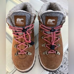 Girls Sorel - Out N About™ Leather Boot Size 4